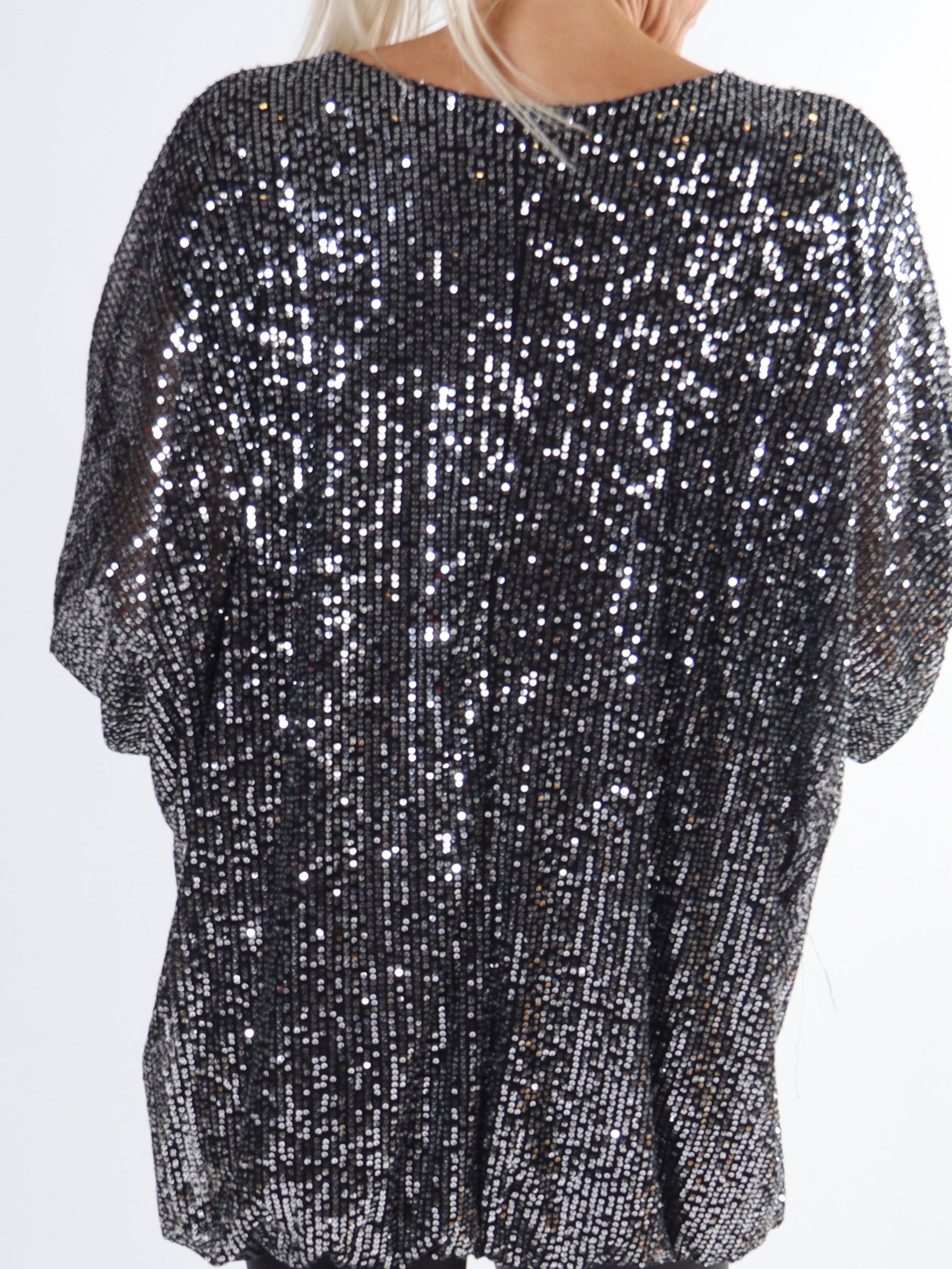 Destiny - Plus size paillet bluse med flagermusærmer